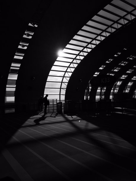 在房间里等待着阳光照耀下的窗户里黑白的剪影图片下载