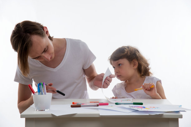 小女孩和她画画的哥哥图片下载