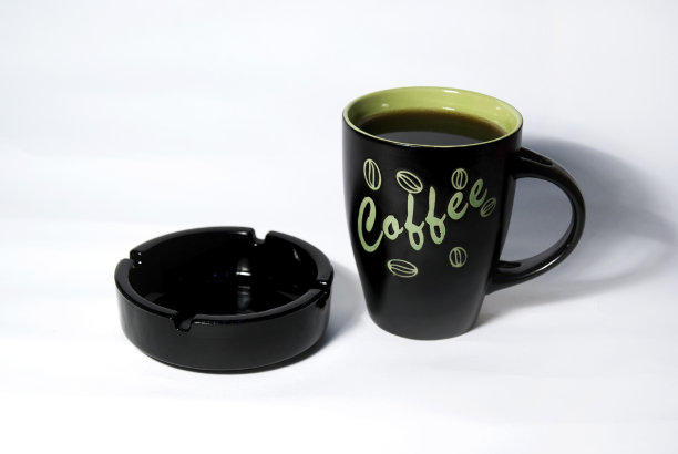 咖啡和黑烟灰缸图片下载