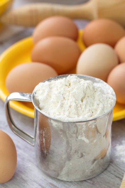面团准备。烘焙材料:鸡蛋和面粉。图片下载