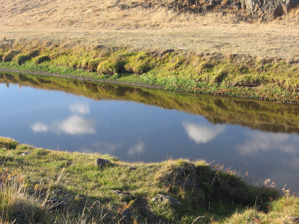小溪中的倒影图片下载