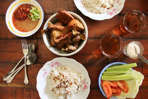 米饭和炸鸡的Betawi图片下载