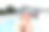 父亲和女儿在游泳池里。阳光明媚的夏天。图片下载