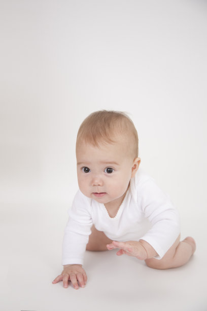 婴儿爬行图片下载