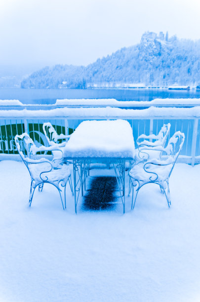 寒冷的一天在一个湖流血，斯洛文尼亚的阿尔卑斯山图片下载