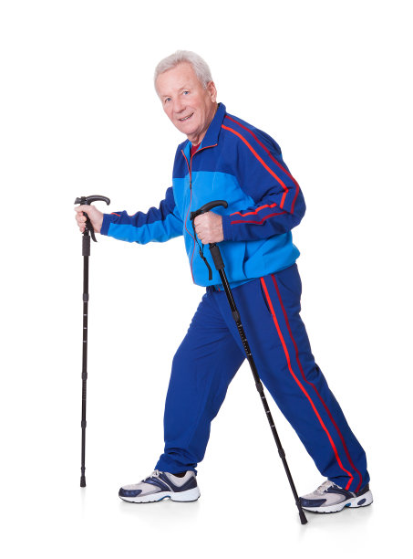 拄着登山杖走路的老人图片下载
