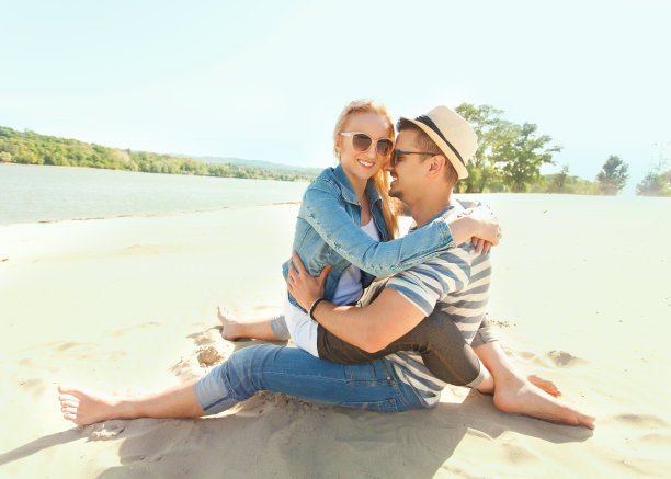 海滩上的年轻夫妇图片下载