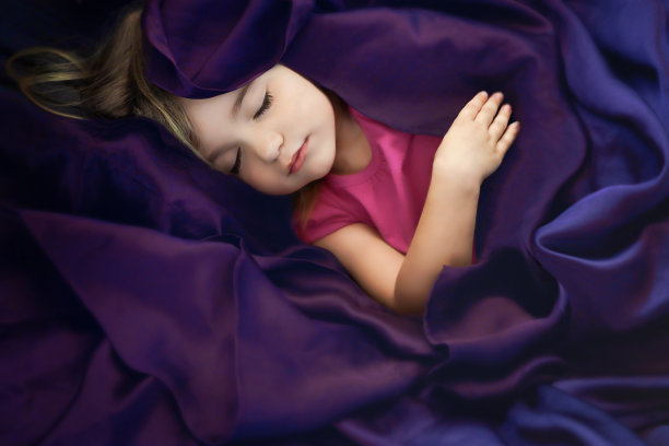 小女孩裹在紫色缎子里图片下载