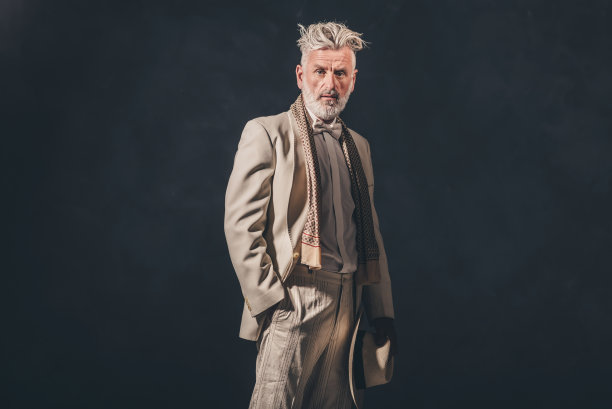 时尚的老胡子男人黑墙图片下载