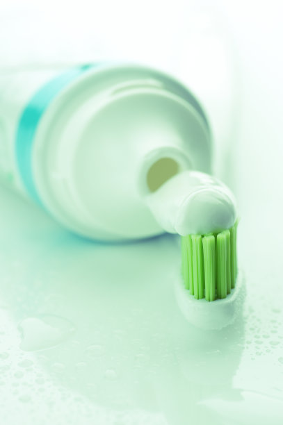 牙刷和牙膏特写图片下载