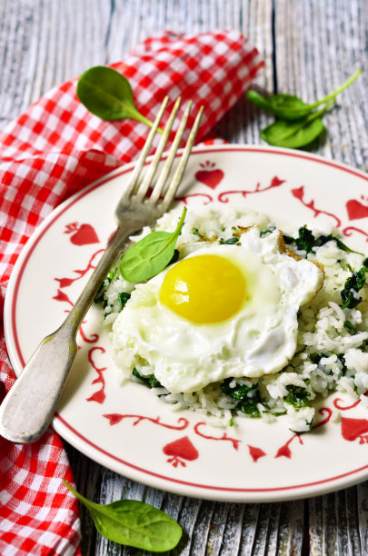 菠菜炒蛋饭。素材图片