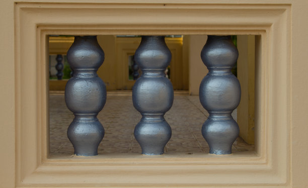 房间的灰色石头栏杆图片下载