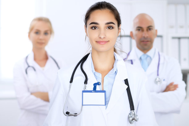 快乐的女医生和医院的医护人员图片下载