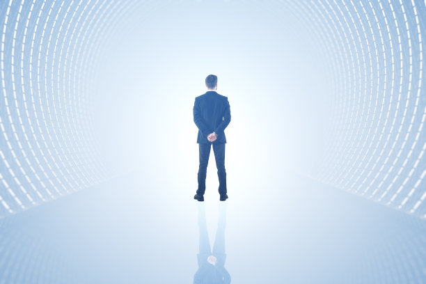 人在光隧道图片下载