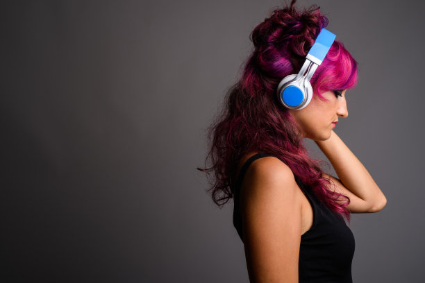 肖像美丽的女人与古怪的粉红色发型素材图片