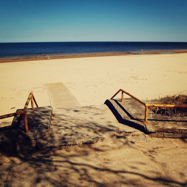 出海口之间的沙丘的复古照片。尤尔马拉。图片下载