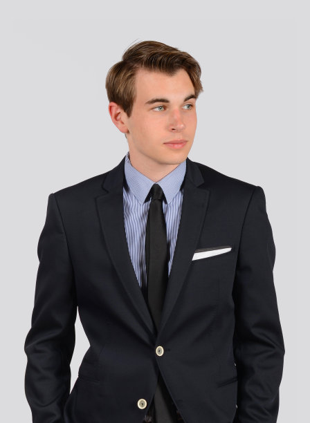 一个年轻人站在白色的背景下。图片下载