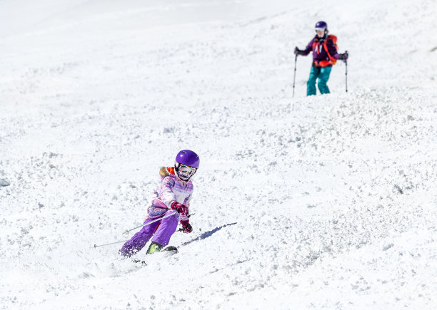 滑雪的小女孩图片下载