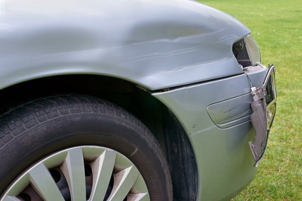 汽车相撞，汽车的挡泥板损坏了图片下载