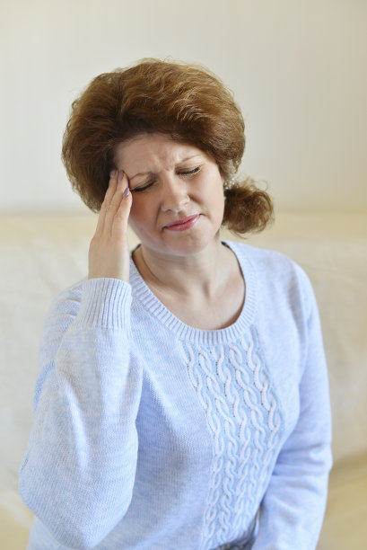 女人手牵着头，抑郁，疼痛，偏头痛图片下载