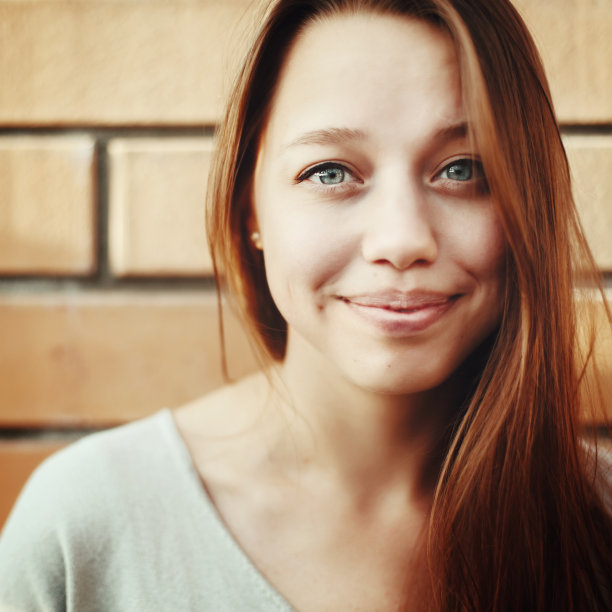 年轻美丽的女人微笑着图片下载