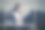快乐年轻的时尚女人与手提包旁边的购物中心的窗口图片下载