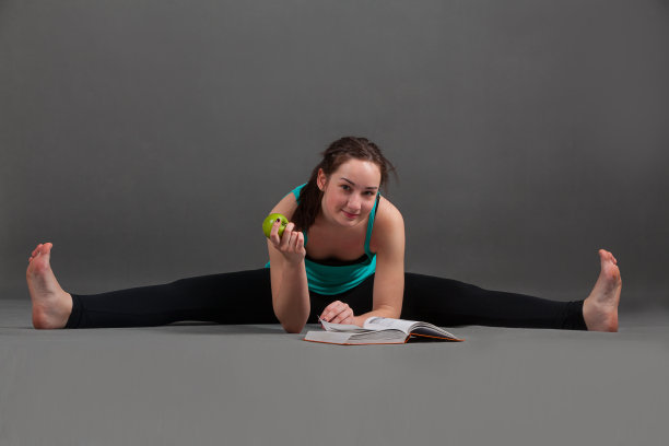 美丽的女人在做瑜伽图片下载