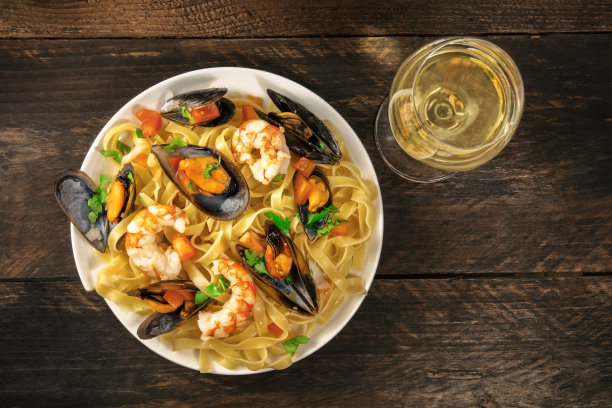 海鲜意面配贻贝、虾和白葡萄酒图片下载