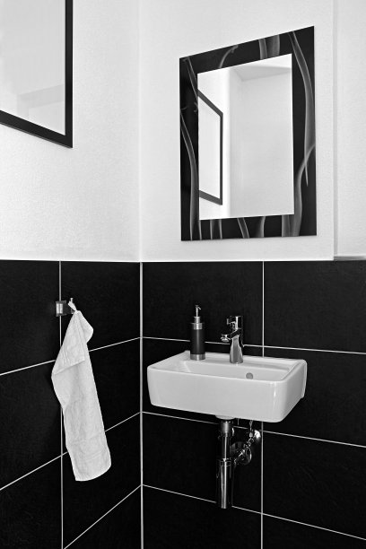 浴室的水槽、镜子和手巾图片下载