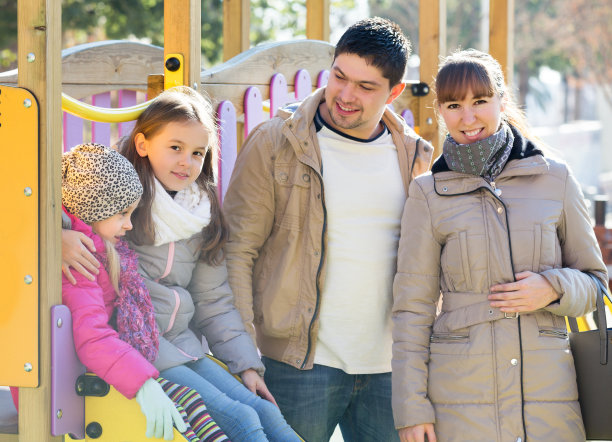 父母和小女儿玩耍图片下载