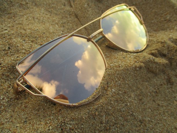 太阳镜在沙滩上图片下载