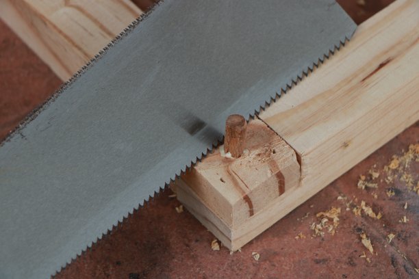 组装家具时，切掉多余的销钉图片下载