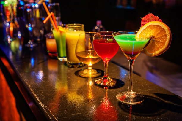 酒吧里的鸡尾酒图片下载