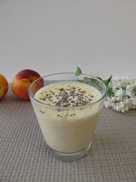 酸奶饮料与油桃和奇亚籽图片下载