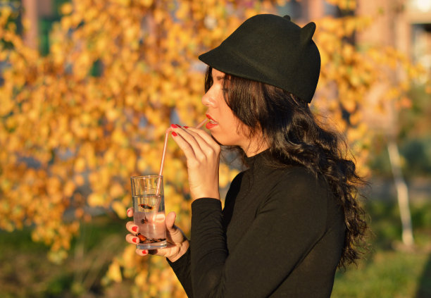 鱼配鸡尾酒图片下载