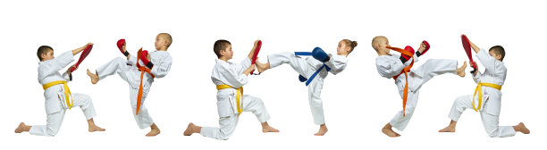 运动员们在模拟器上向前踢腿图片下载