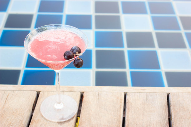 游泳池里有粉红色的鸡尾酒。图片下载