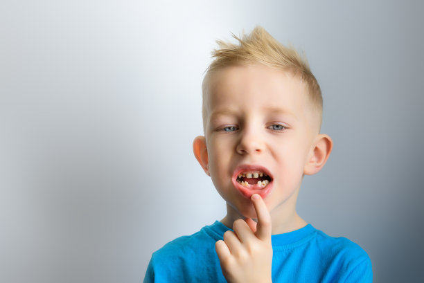 这个男孩牙痛，龋齿图片下载