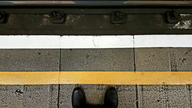 站在黄线后面图片下载