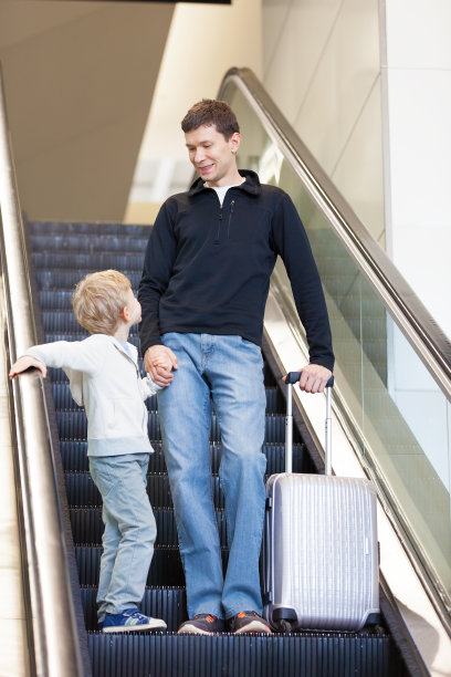 家庭在机场图片下载