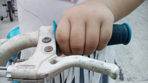 手握自行车把手图片下载