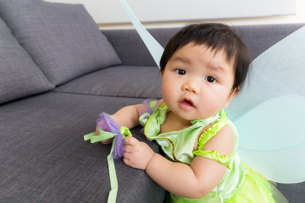 穿着派对服装的亚洲小女孩图片下载