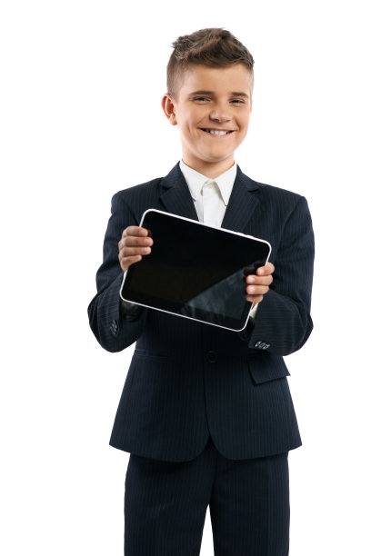 穿黑色西装的男孩展示平板电脑图片下载