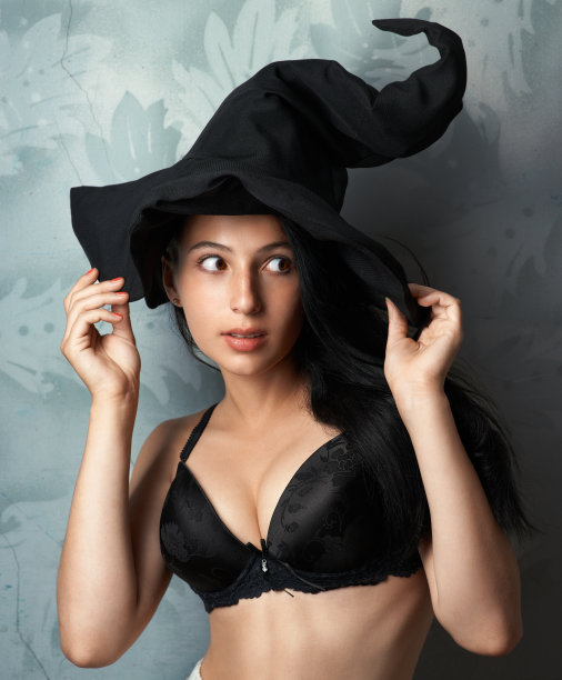 戴着女巫帽的女孩往旁边看图片下载