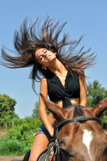年轻迷人的女子骑马图片下载