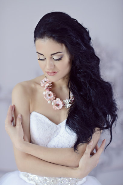 美丽的新娘穿着新娘礼服在室内图片下载