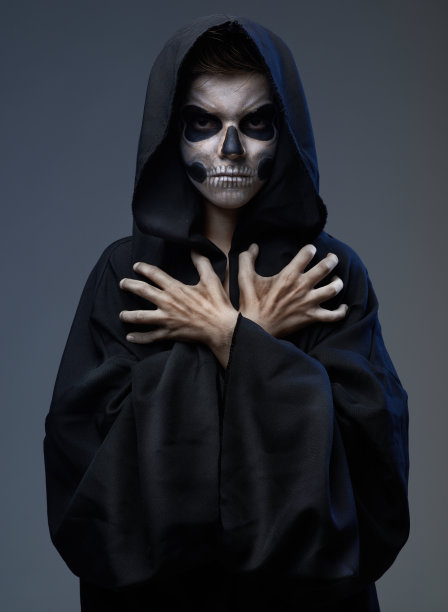 带着妆的少年紧闭着骷髅手图片下载