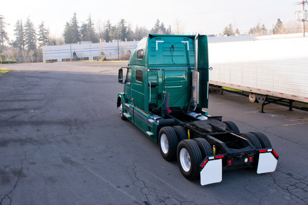 现代绿色半挂车拖拉机在停车场上行驶，用于连接拖车图片下载