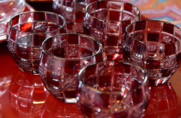 一个深红色的玻璃杯图片下载