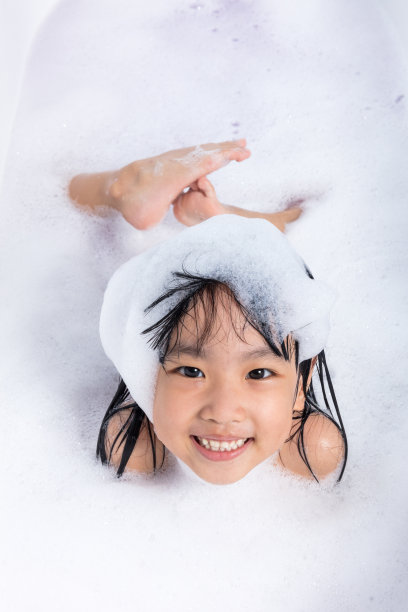 亚洲中国女孩玩水和泡沫图片下载